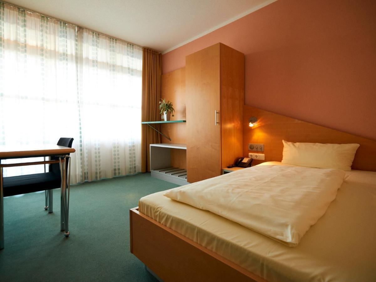 Sportschule Oberhaching Hotel Exterior foto